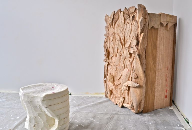 Wir schnitzen eine moderne Küche – Wandkunst Hamburg – Tomasz Kielbasa